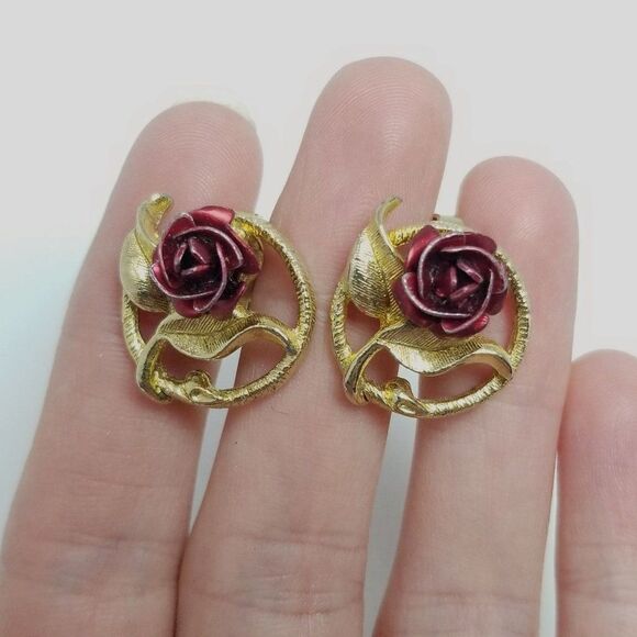 Vintage Red Rose Clip On Earrings, Gold Tone Setting, Retro Estate - Picture 2 of 6